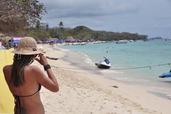 Pela manhã, turistas começam a chegar à Playa Blanca, em Baru, na Colômbia